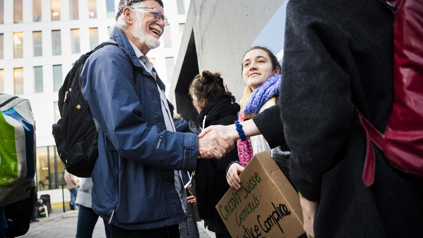 Il premio Nobel Dubochet saluta gli attivisti radunatisi davanti al tribunale