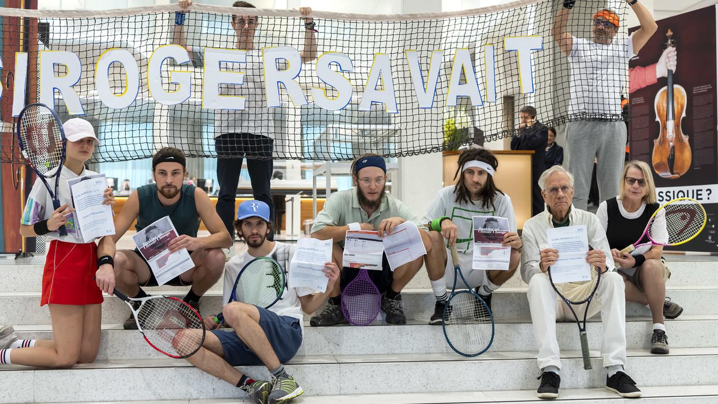 Si tiene in questi giorni il processo dei 12 attivisti che nel 2018 avevano occupato i locali di Credit Suisse a Losanna, vestiti da tennisti