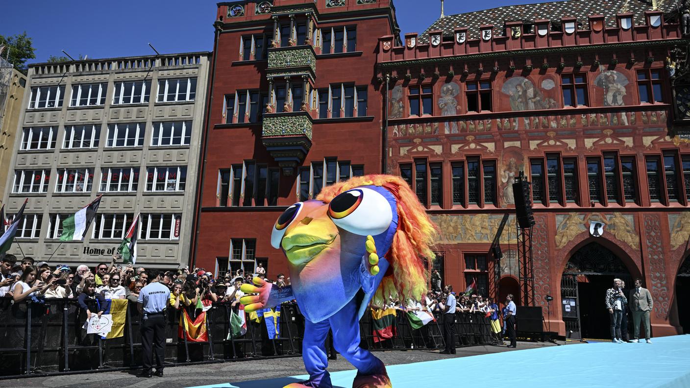 "Lumo", la mascotte ufficiale di Eurosong a Basilea, al momento del suo passaggio sul tappeto turchese