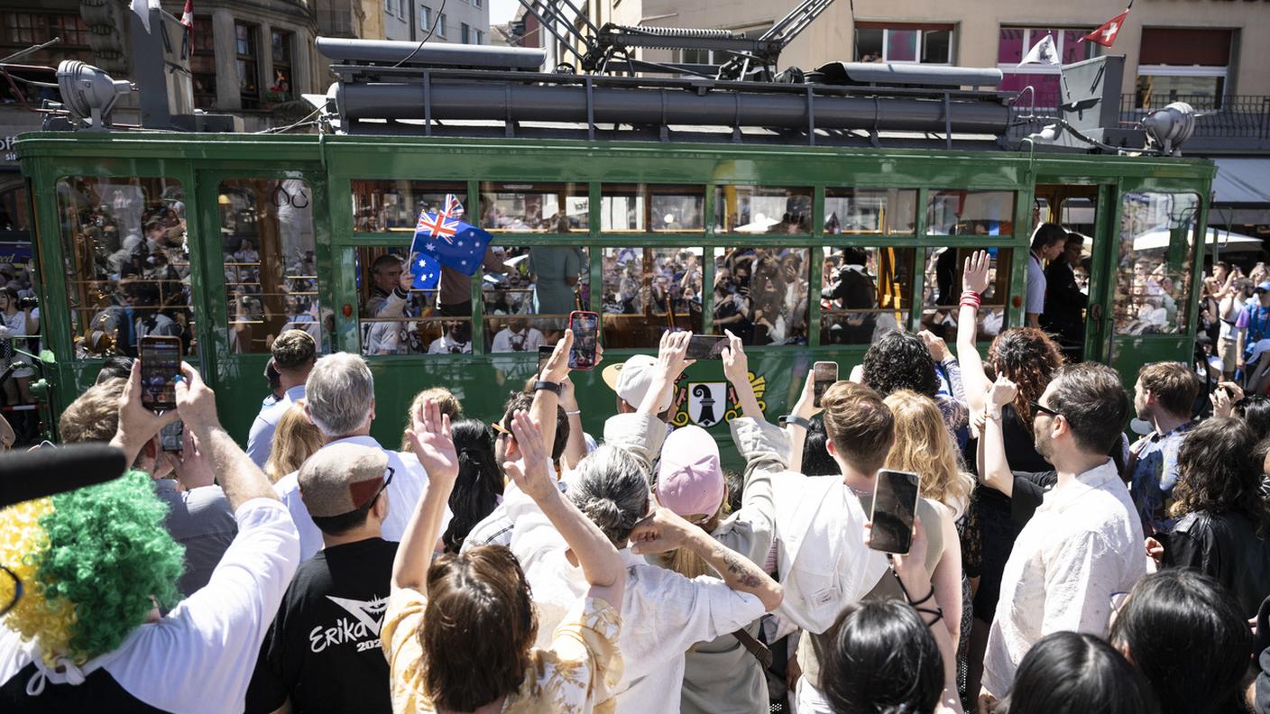 Un giretto in tram per la delegazione dell'artista australiana in gara