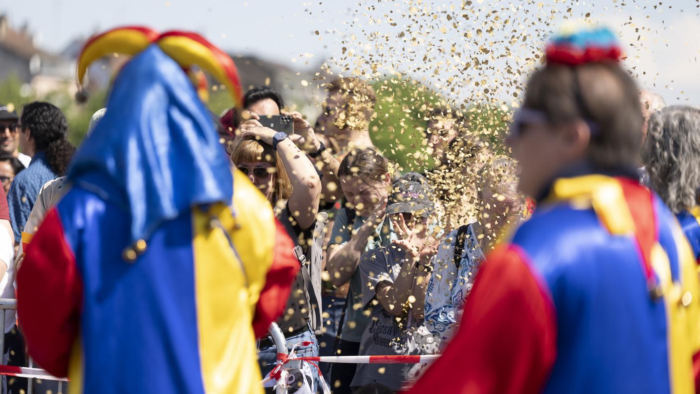 Fra i presenti, anche alcune persone con i tradizionali abiti del carnevale basilese