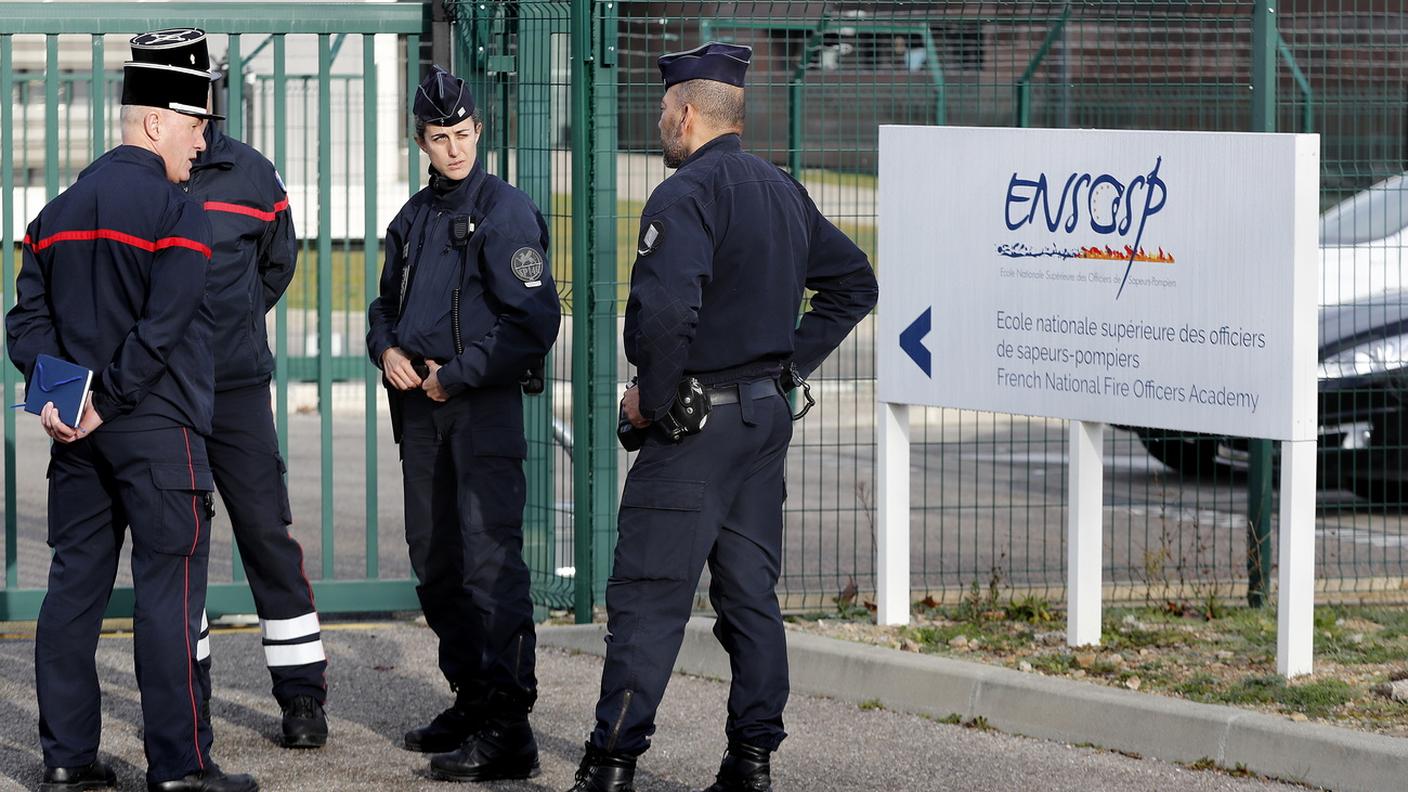 Agenti di guardia alla struttura dove i rimpatriati saranno in quarantena per 14 giorni