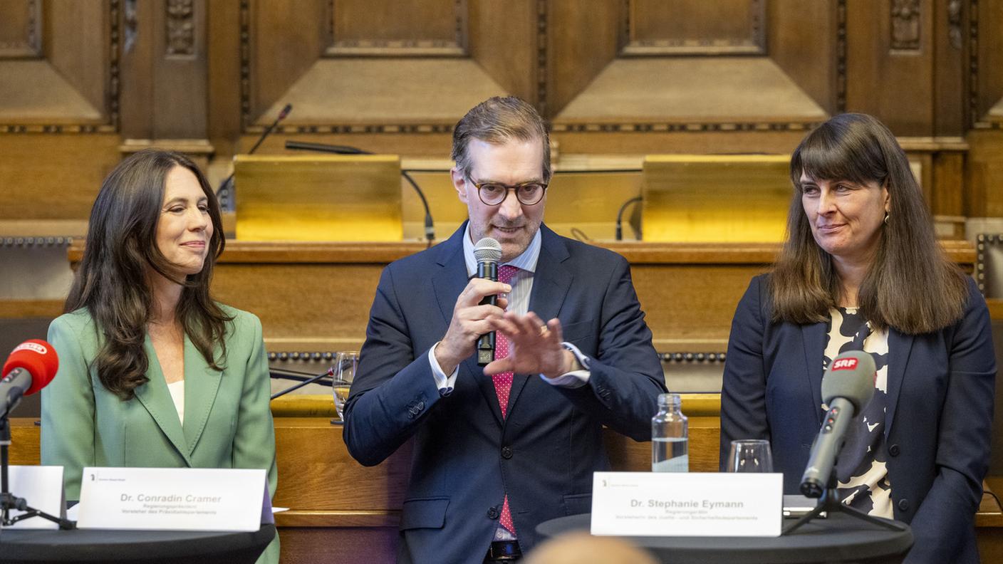 Un momento della conferenza stampa di bilancio svoltasi stamani: da sinistra, la direttrice della SSR Susanne Wille, il presidente del Governo di Basilea Città Conradin Cramer e la consigliera di Stato Stephanie Eymann