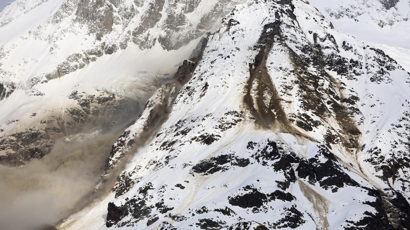 I segni dei franamenti sulla montagna che sovrasta Blatten
