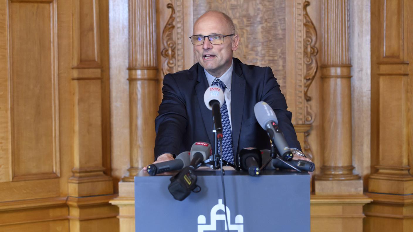 Il presidente della Delegazione Alfred Heer, durante il suo annuncio alla stampa nel primo pomeriggio