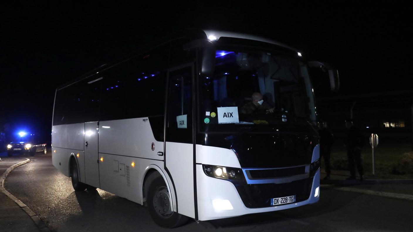 Sei di loro sono tornati in Svizzera domenica, grazie a un autobus noleggiato dal DFAE