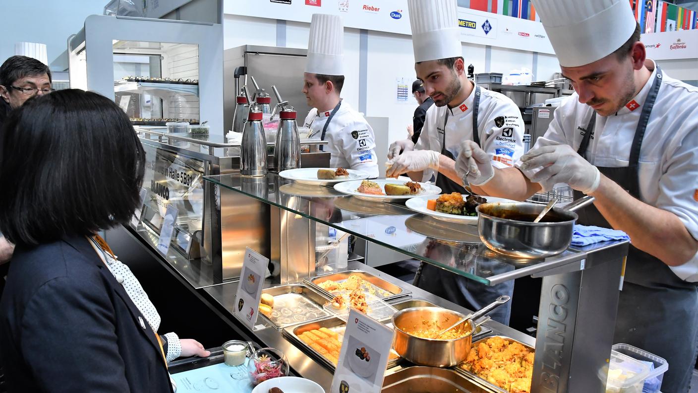 Lo Swiss Armed Forces Culinary Team alla prova del servizio e dell'assaggio da parte della giuria