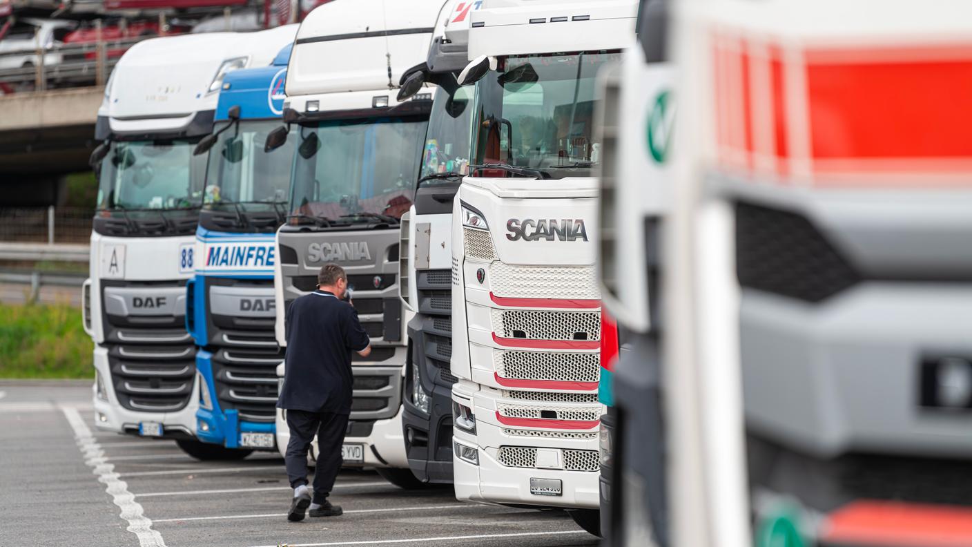 Camion e camionisti fermi alla dogana commerciale di Chiasso Brogeda