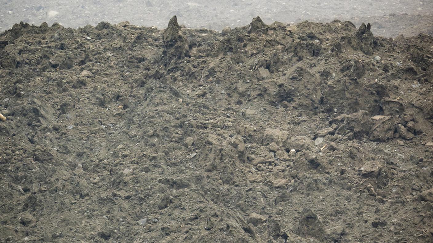 La valanga è composta da un misto di ghiaccio, roccia, neve e acqua