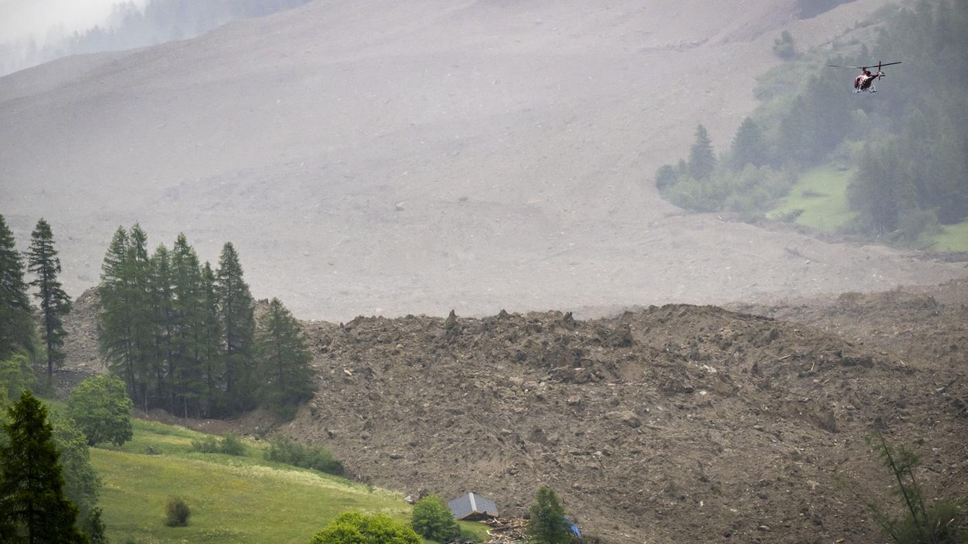 Gran parte del villaggio di Blatten è stato sommerso dal materiale trascinato a valle dalla frana