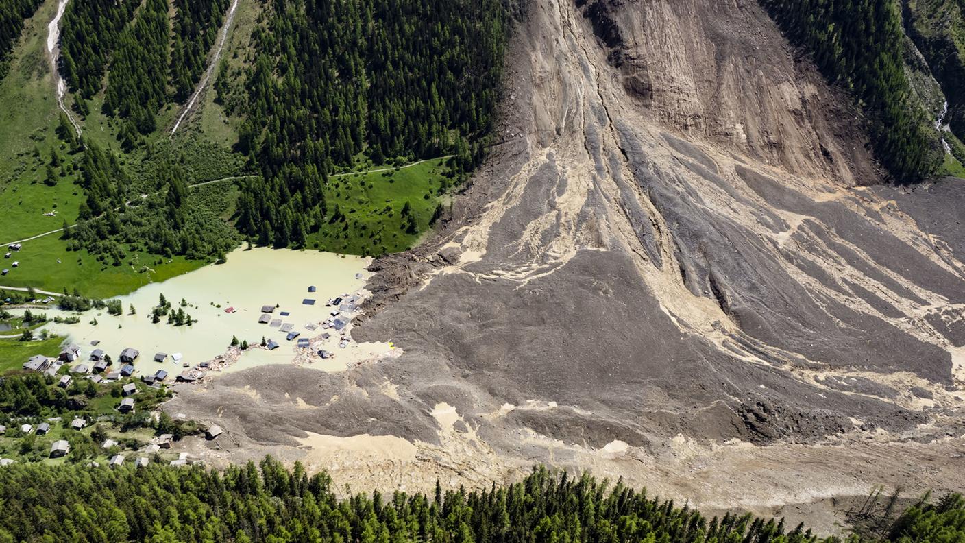 La frana e il lago formatosi a monte