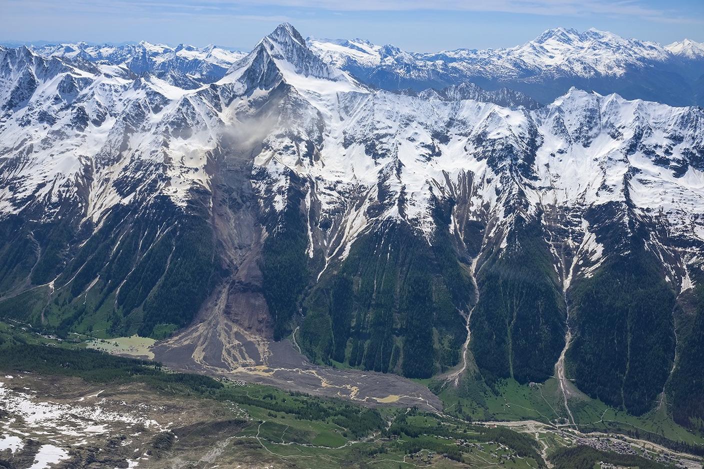 Il disastro fotografato dal versante opposto della valle