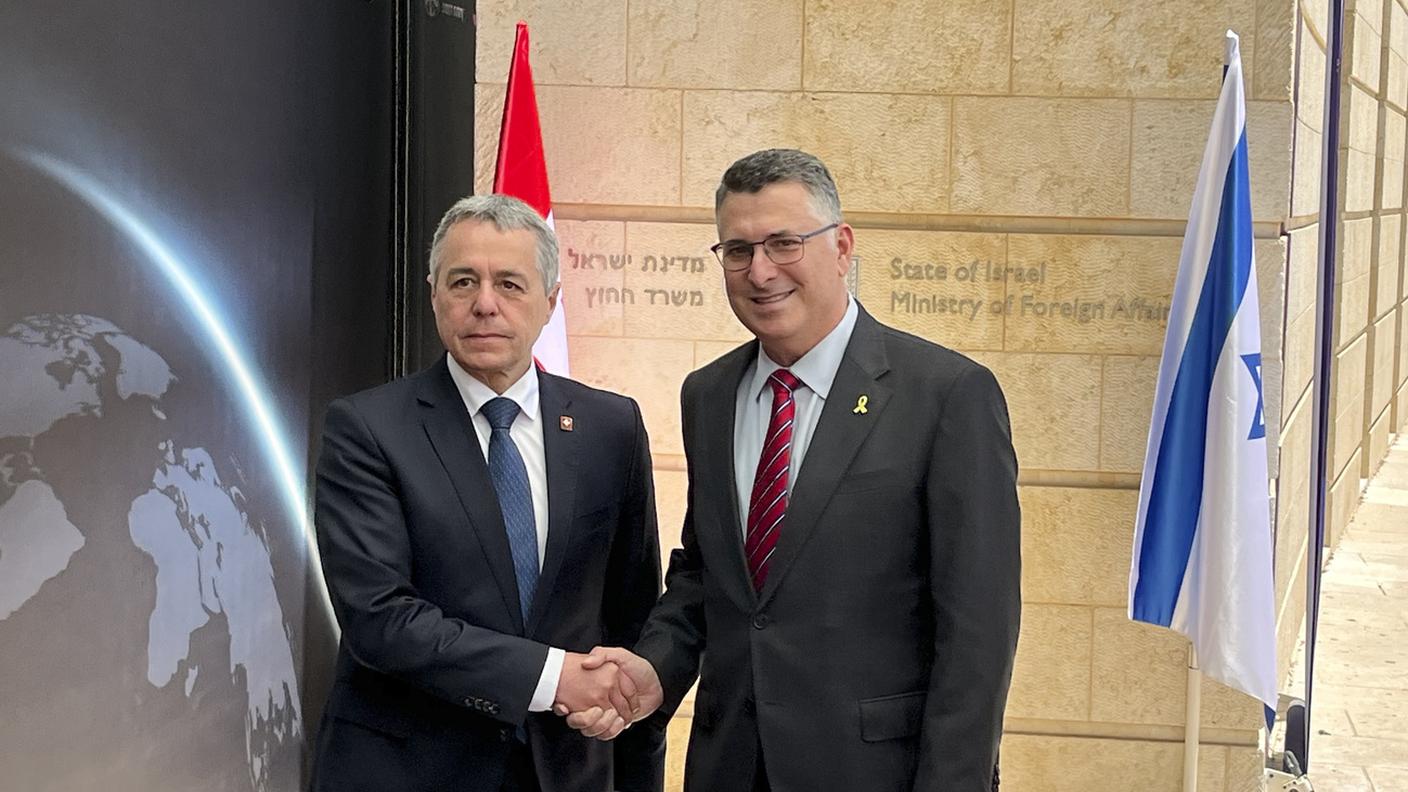 La stretta di mano fra Cassis e l'omologo israeliano Gideon Sa'ar