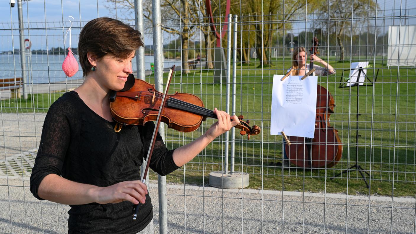 La violinista Clara Scholtes e la contrabbassista Stefania Secci: due cugine divise dalla barriera in mezzo al parco sulle rive del Lago di Costanza ma unite dalla musica