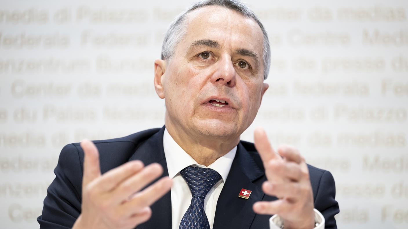 Il responsabile del DFAE in un momento del briefing odierno con i media a Berna