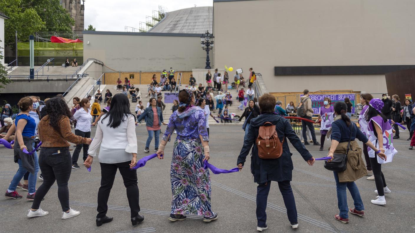 Un'immagine della protesta femminile a Basilea