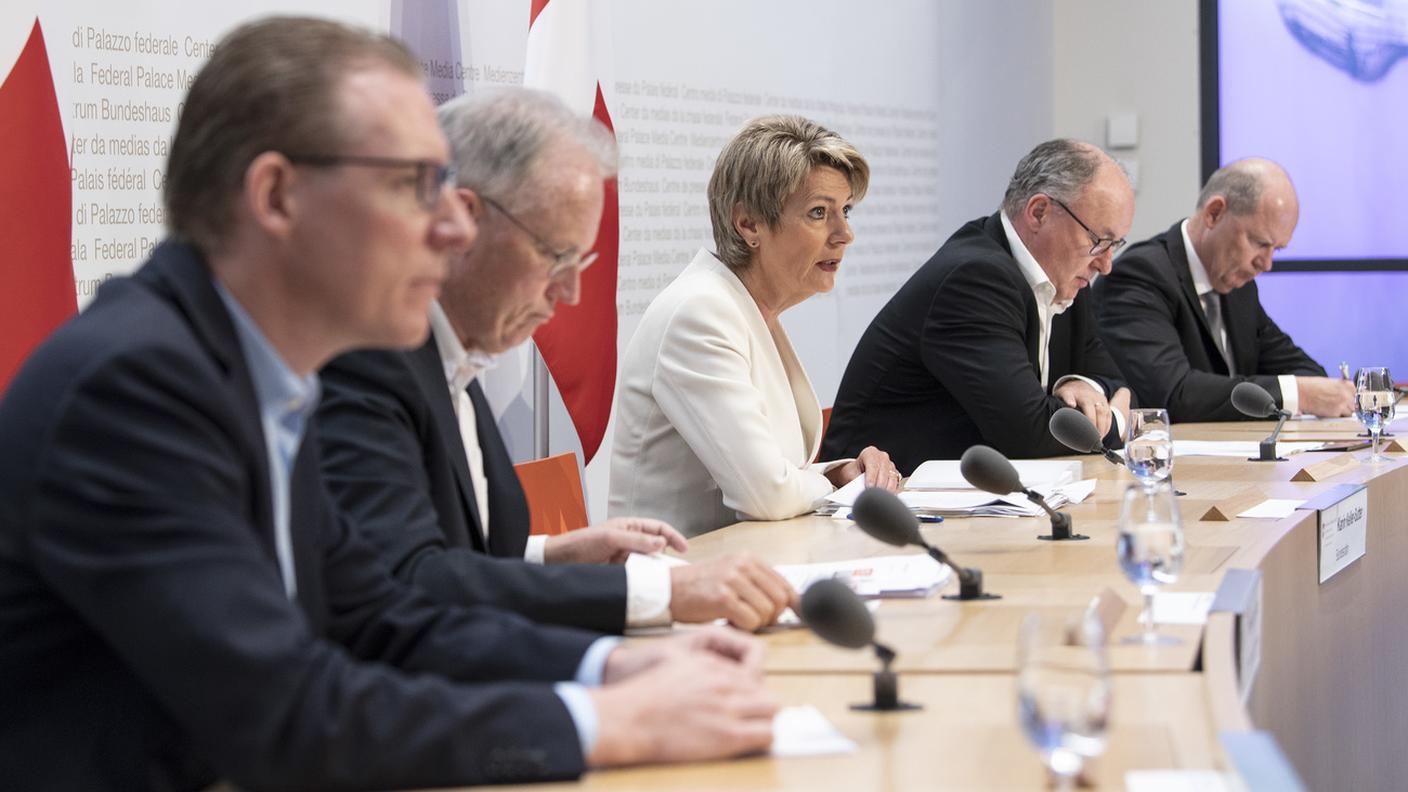 Karin Keller-Sutter, durante la conferenza stampa di stamani a Berna, insieme ai rappresentanti dell'economia e dei sindacati