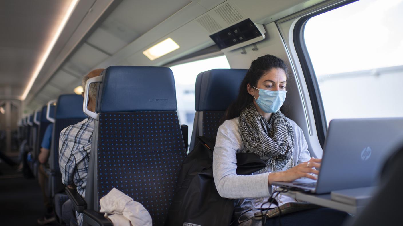 Quasi tre quarti degli interpellati si dicono favorevoli all'obbligo di indossare le mascherine nei mezzi dei trasporti pubblici