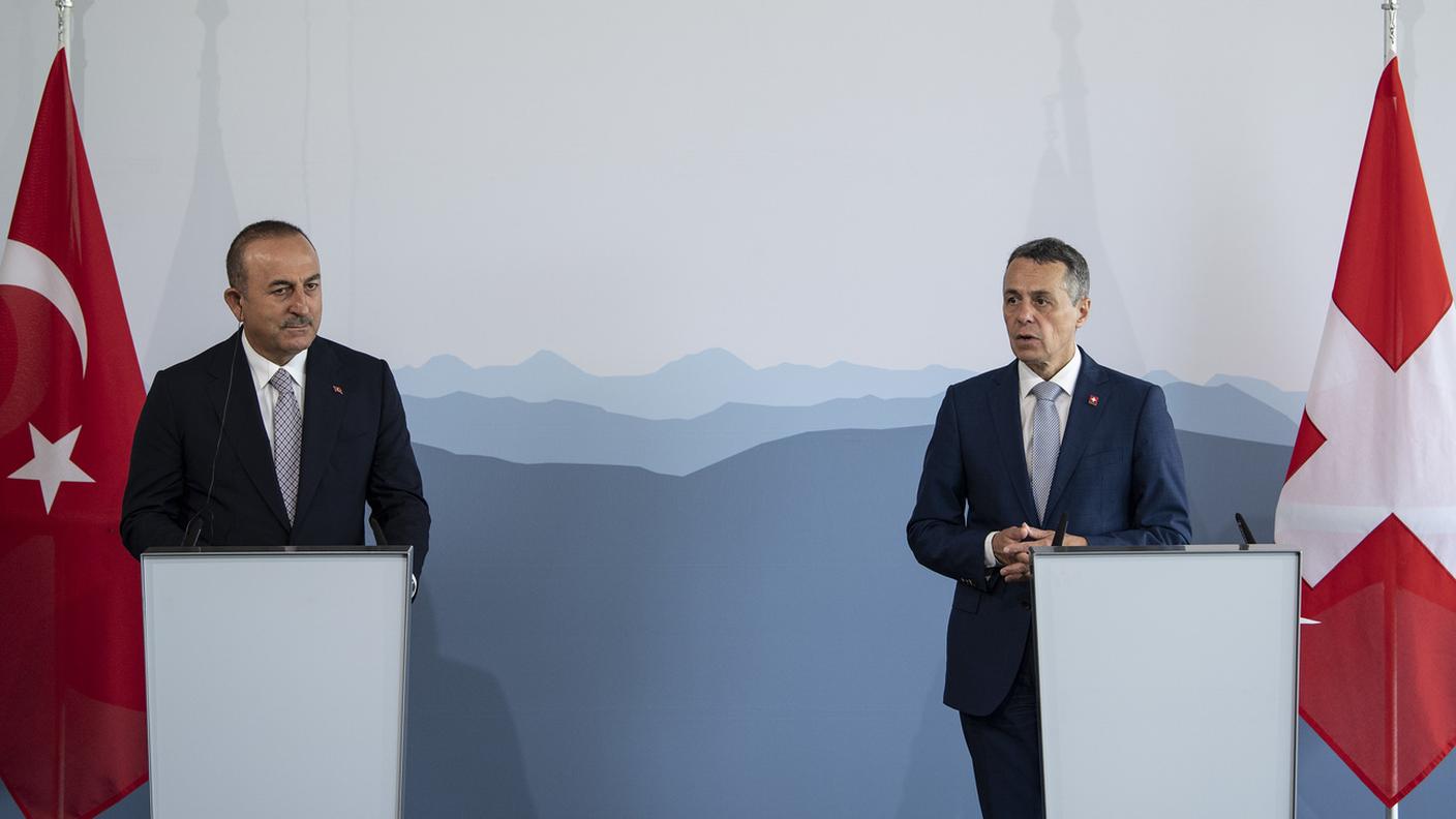 Il ministro degli esteri turco, Mevlut Cavusoglu, e il consigliere federale Ignazio Cassis durante l'incotnro a Berna