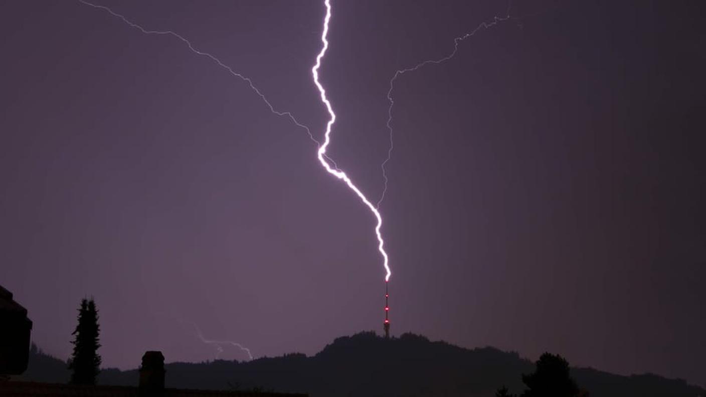 Fulmine colpisce la torre di trasmissione Bantiger