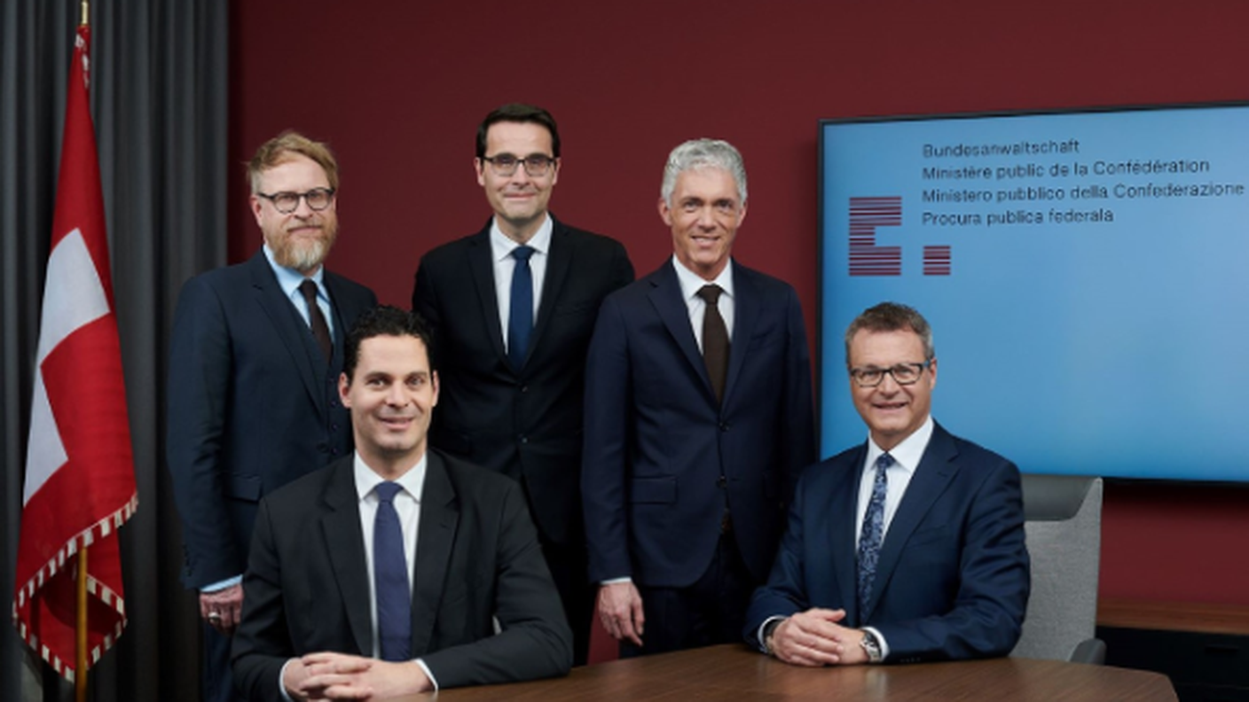 L'attuale direzione dell'MPC. Da sinistra: il capo informazione André Marty, il segretario generale Mario Curiger (seduto), il sostituto Jacques Rayroud, Michael Lauber e il sostituto Ruedi Montanari (seduto)