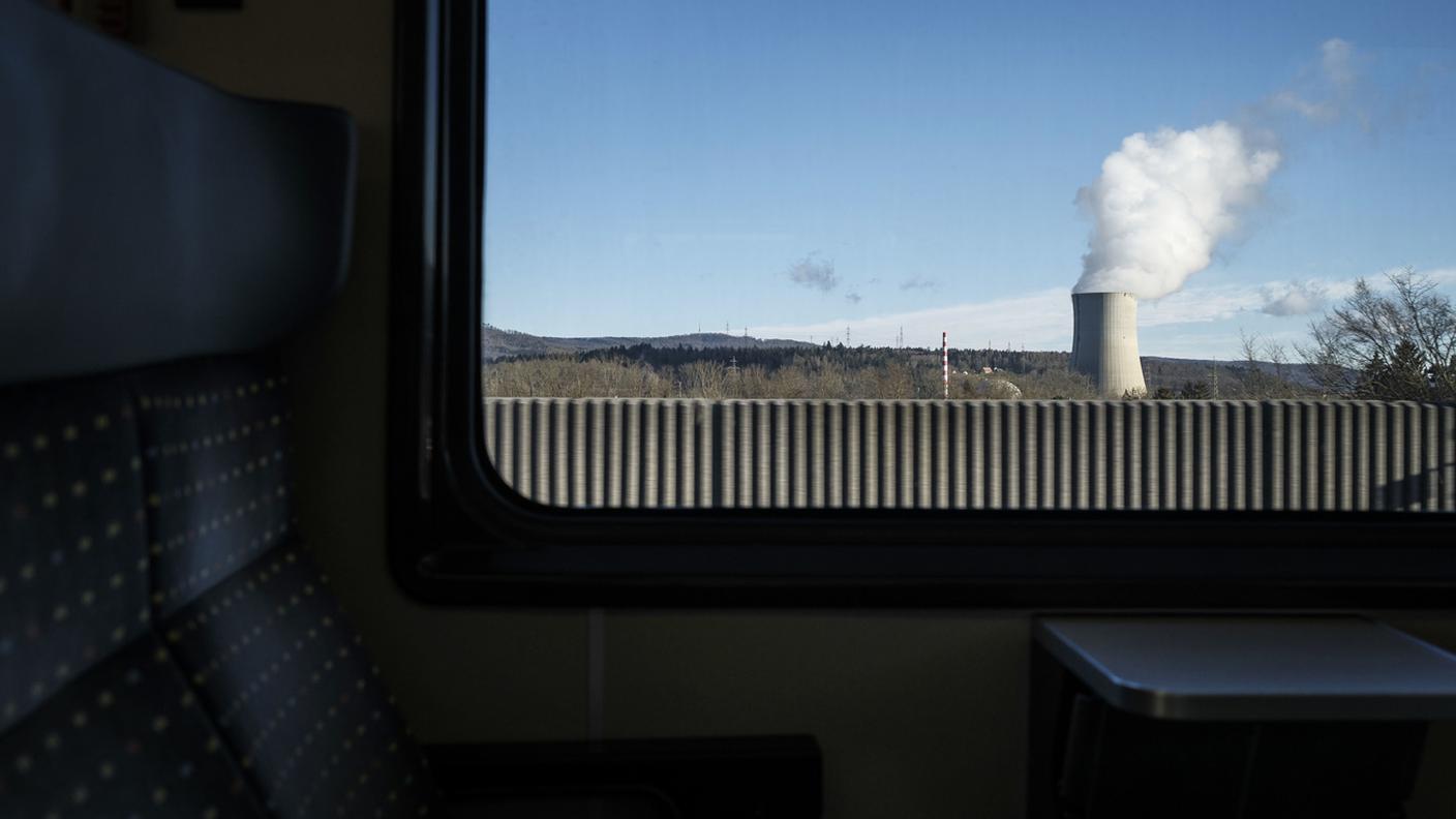 Il vapore della torre nella centrale nucleare di Gösgen, fotografata da un treno delle FFS a gennaio 2025