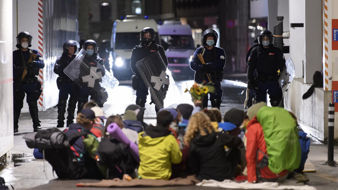La polizia in assetto anti sommossa in Piazza Federale
