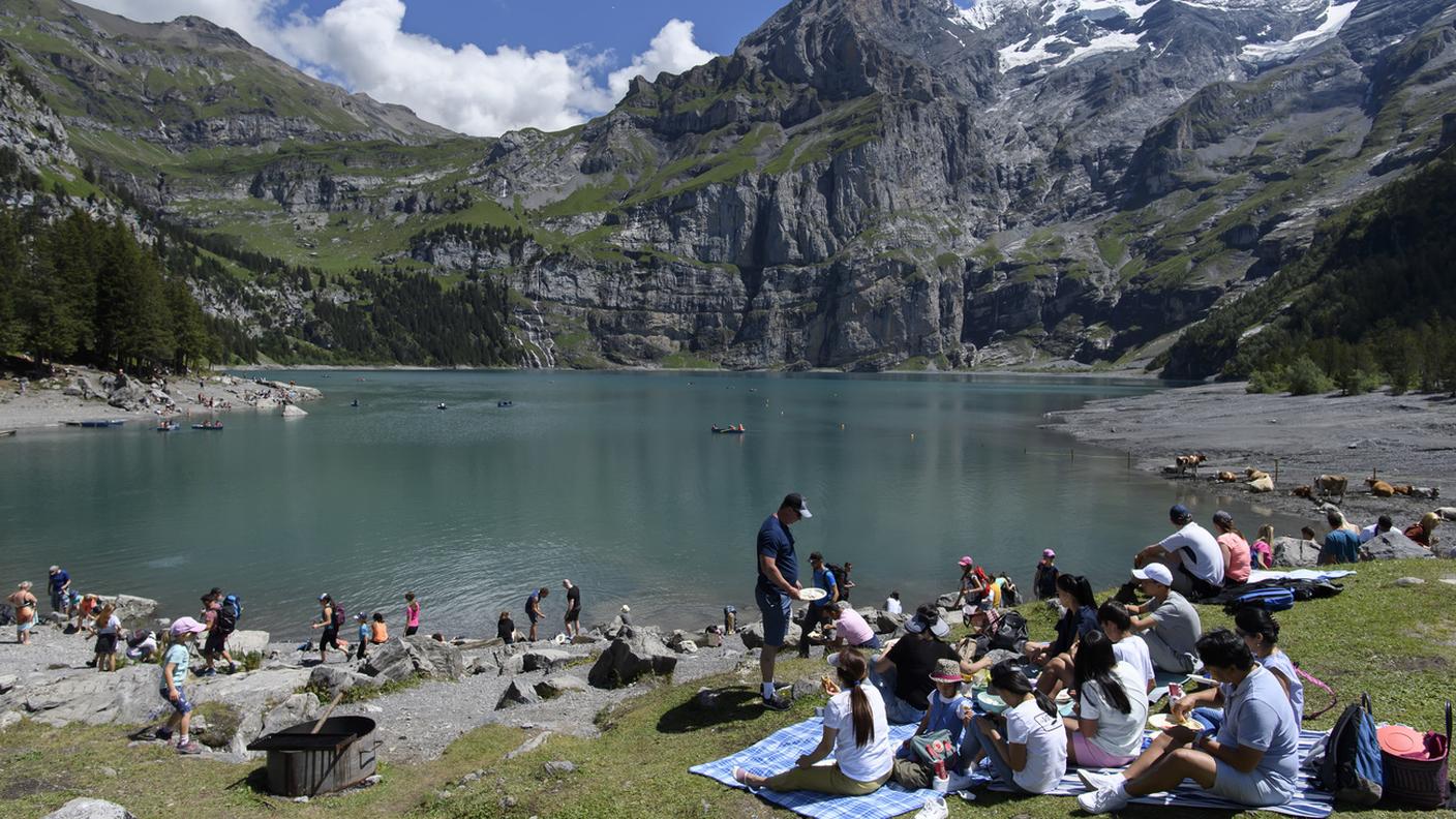 Il lago di Oeschinen preso d'assalto dai turisti