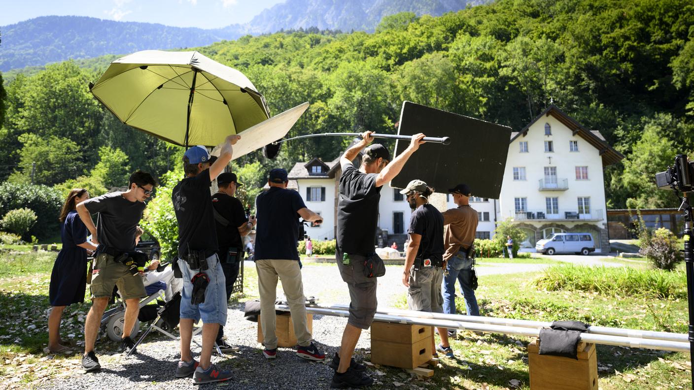 Una troupe al lavoro in una foto d'archivio