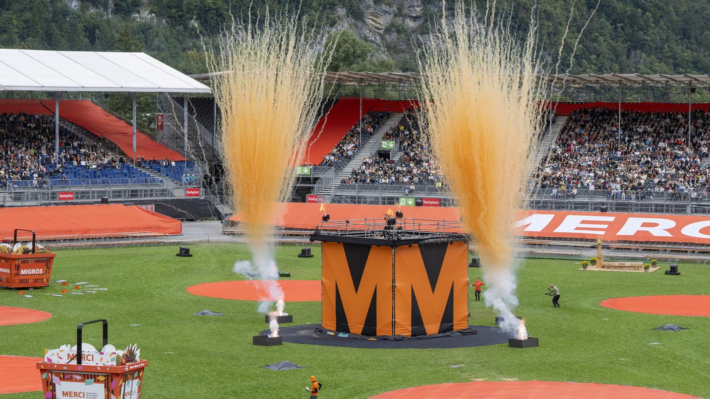 Un momento dello show per il giubileo di Migros