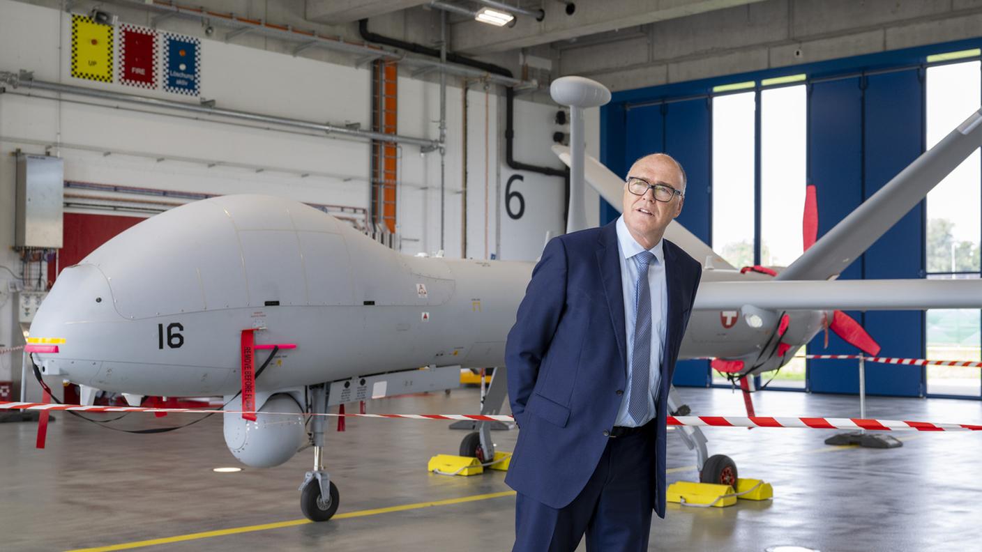 Il consigliere federale Martin Pfister con uno dei droni
