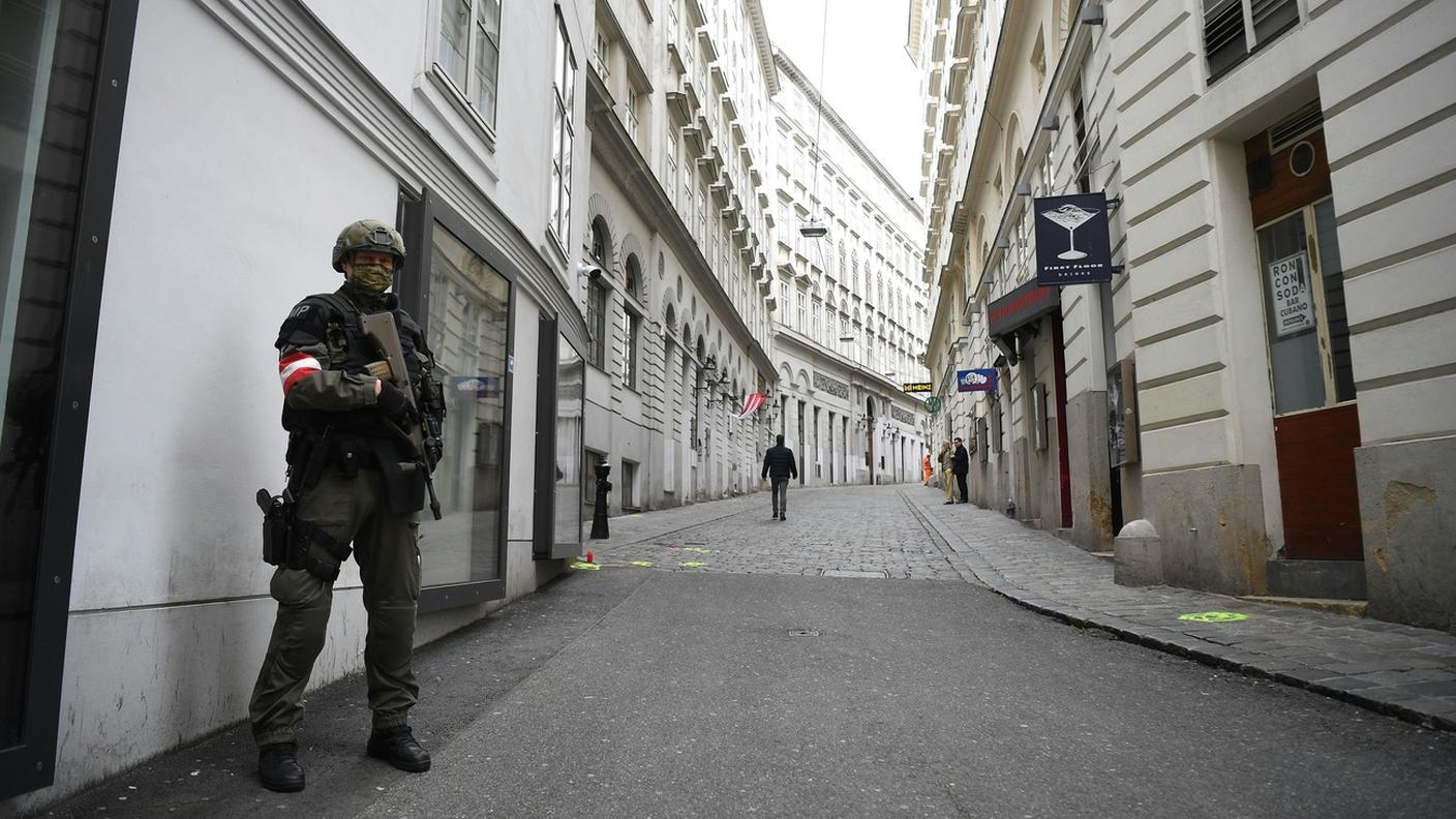 Nella capitale austriaca sono morte 4 persone e l'assalitore