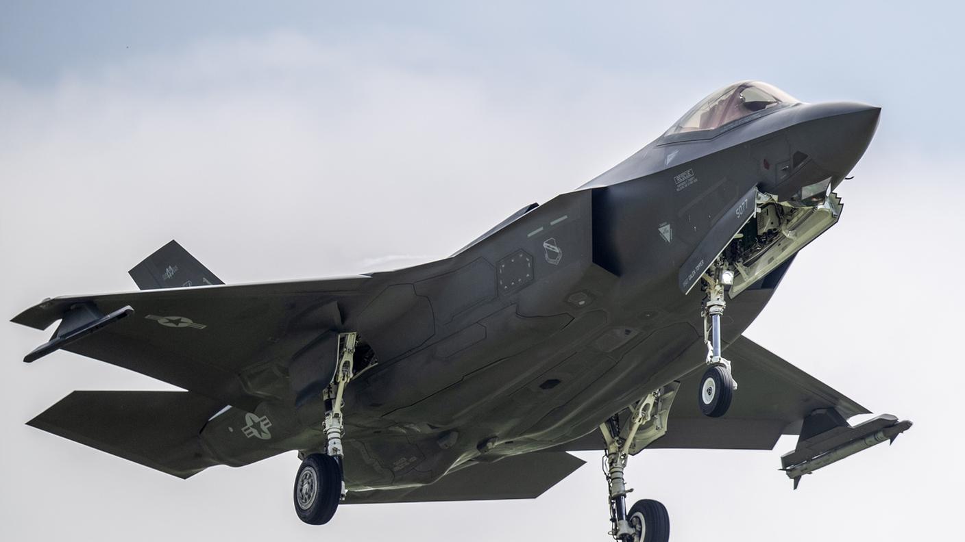 Un F-35A in volo durante un test