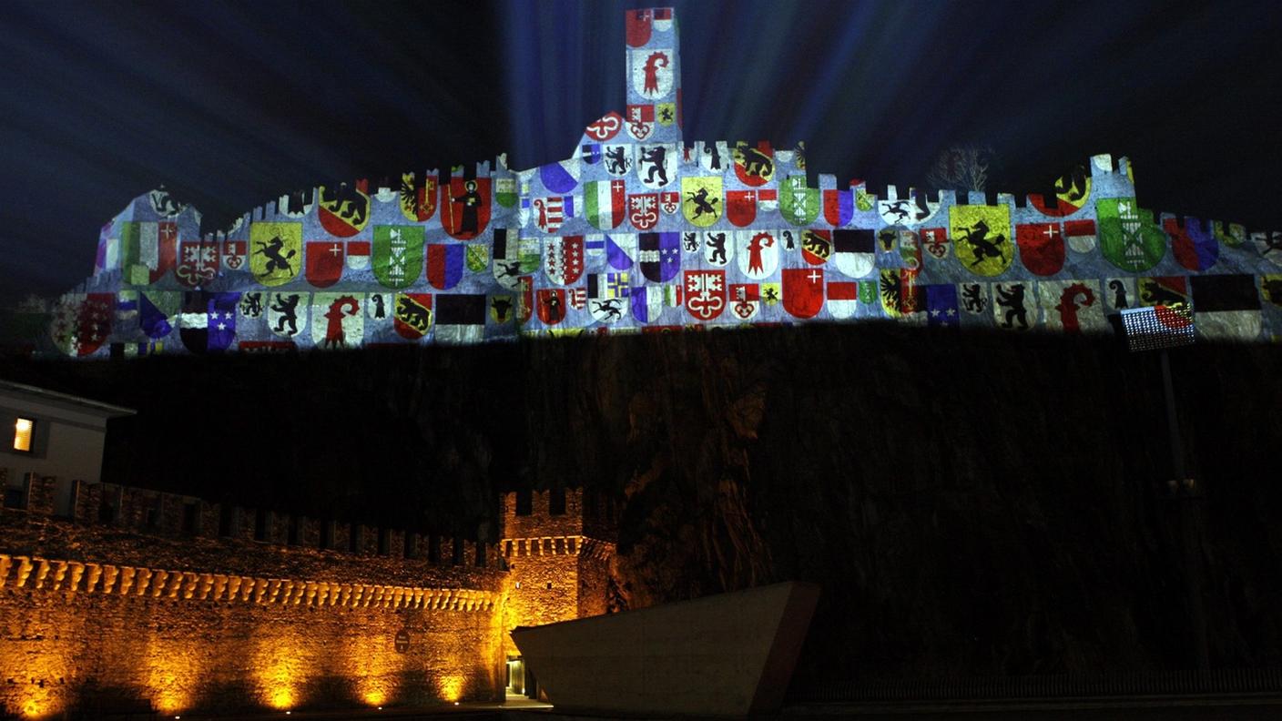Le bandiere cantonali proiettate su Castelgrande a Bellinzona