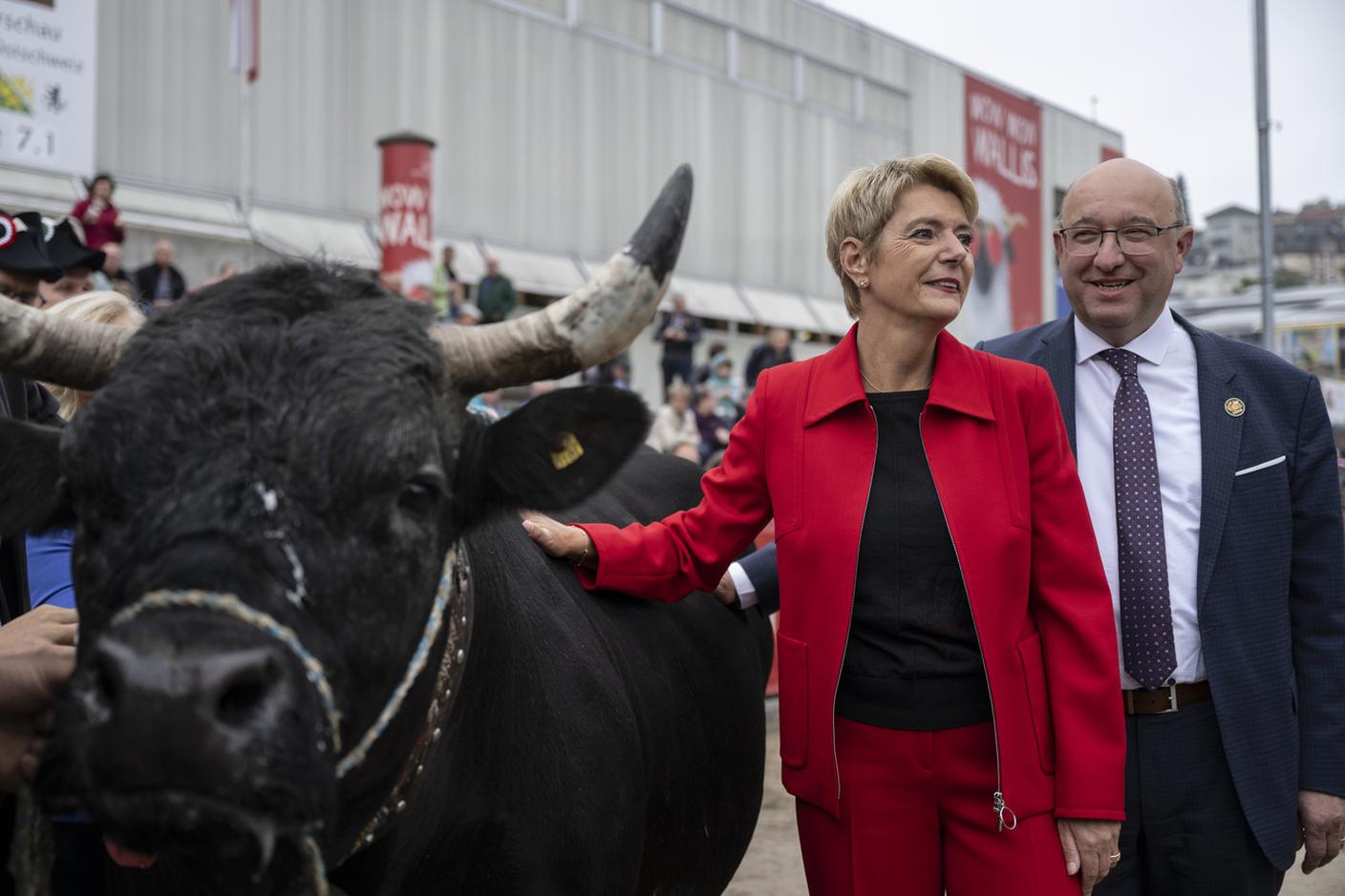 Karin Keller-Sutter qui con il presidente del Governo di San Gallo, Beat Tinner
