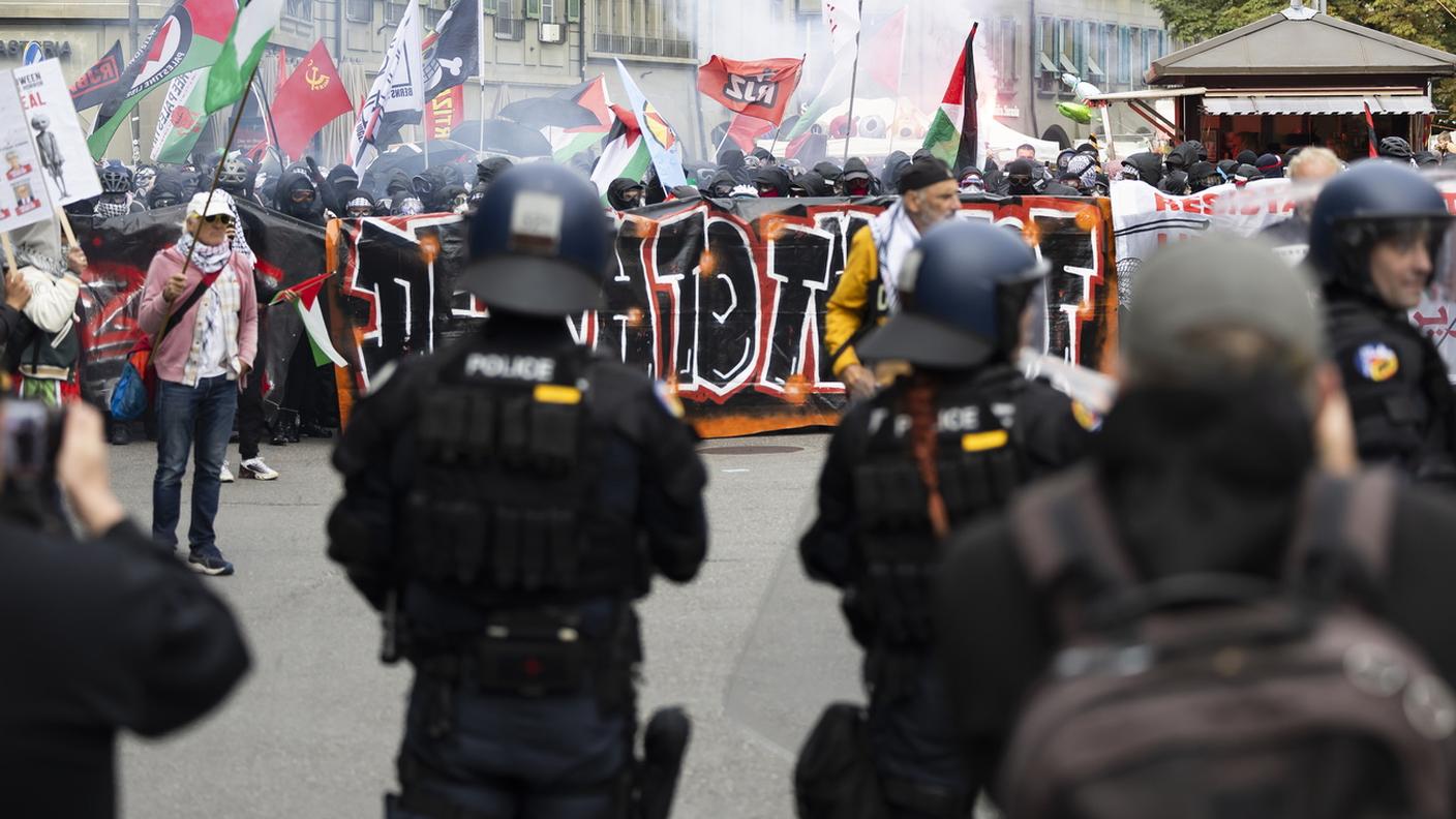 Manifestanti a confronto con gli agenti