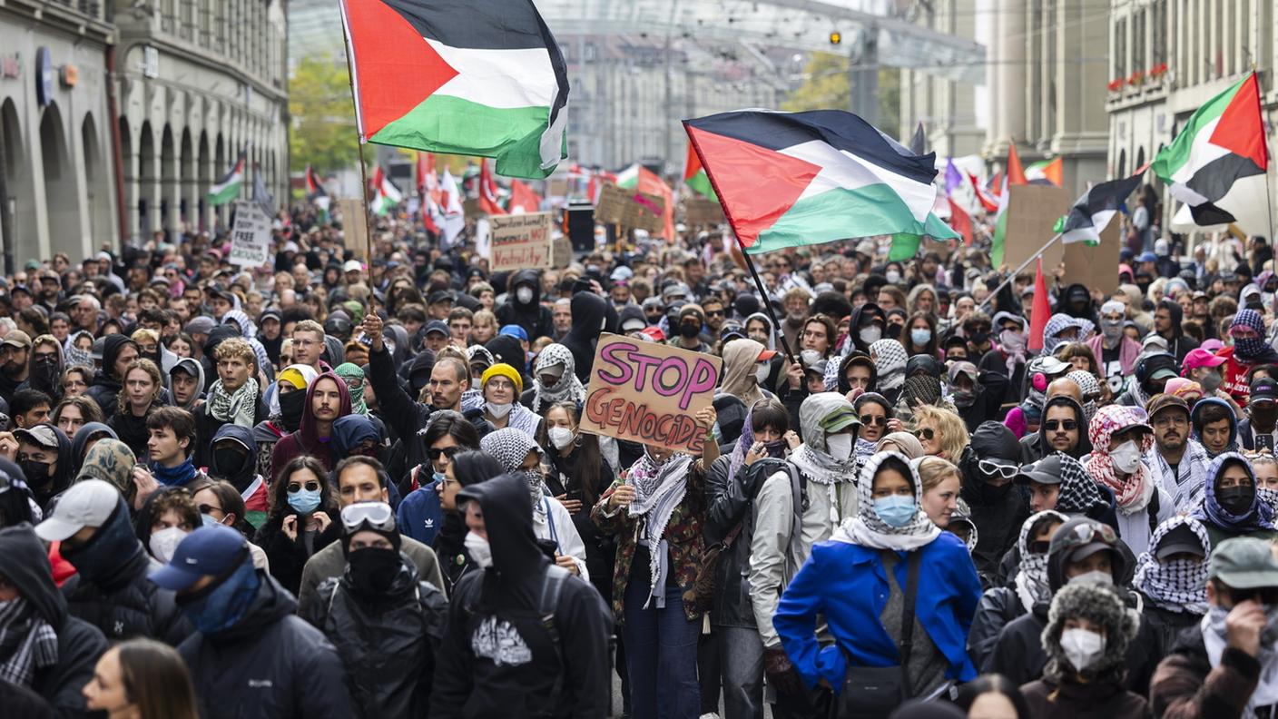 Il corteo attraverso la città vecchia