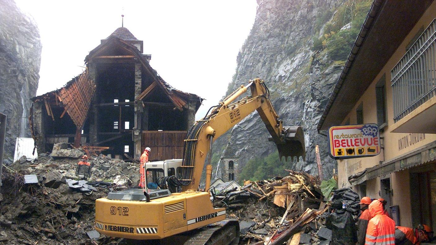 La storica torre Stockalper parzialmente distrutta dalla frana