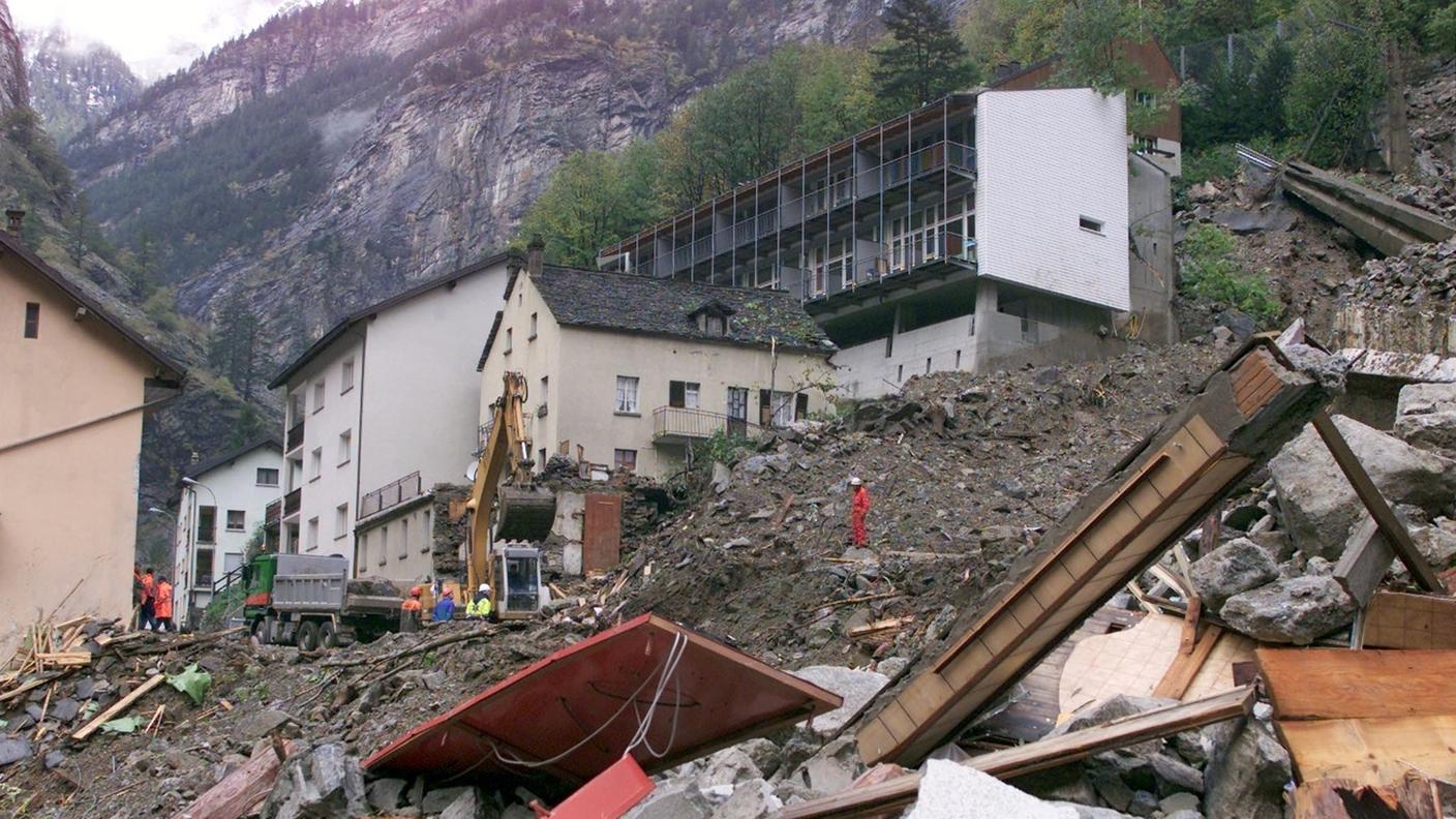 Lavori di soccorso e sgombero delle macerie nel villaggio di Gondo a due giorni dalla catastrofe