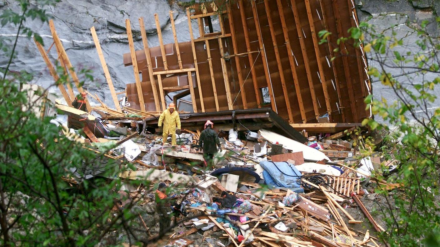 Soccorritori e pompieri fra le macerie nel villaggio di Gondo a due giorni della catastrofe