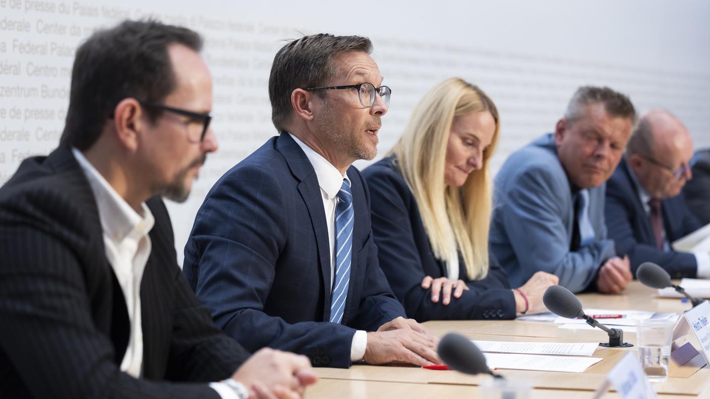 I membri del comitato durante la conferenza stampa di martedì contro l'iniziativa popolare "Per una Svizzera impegnata (iniziativa Servizio civico)".