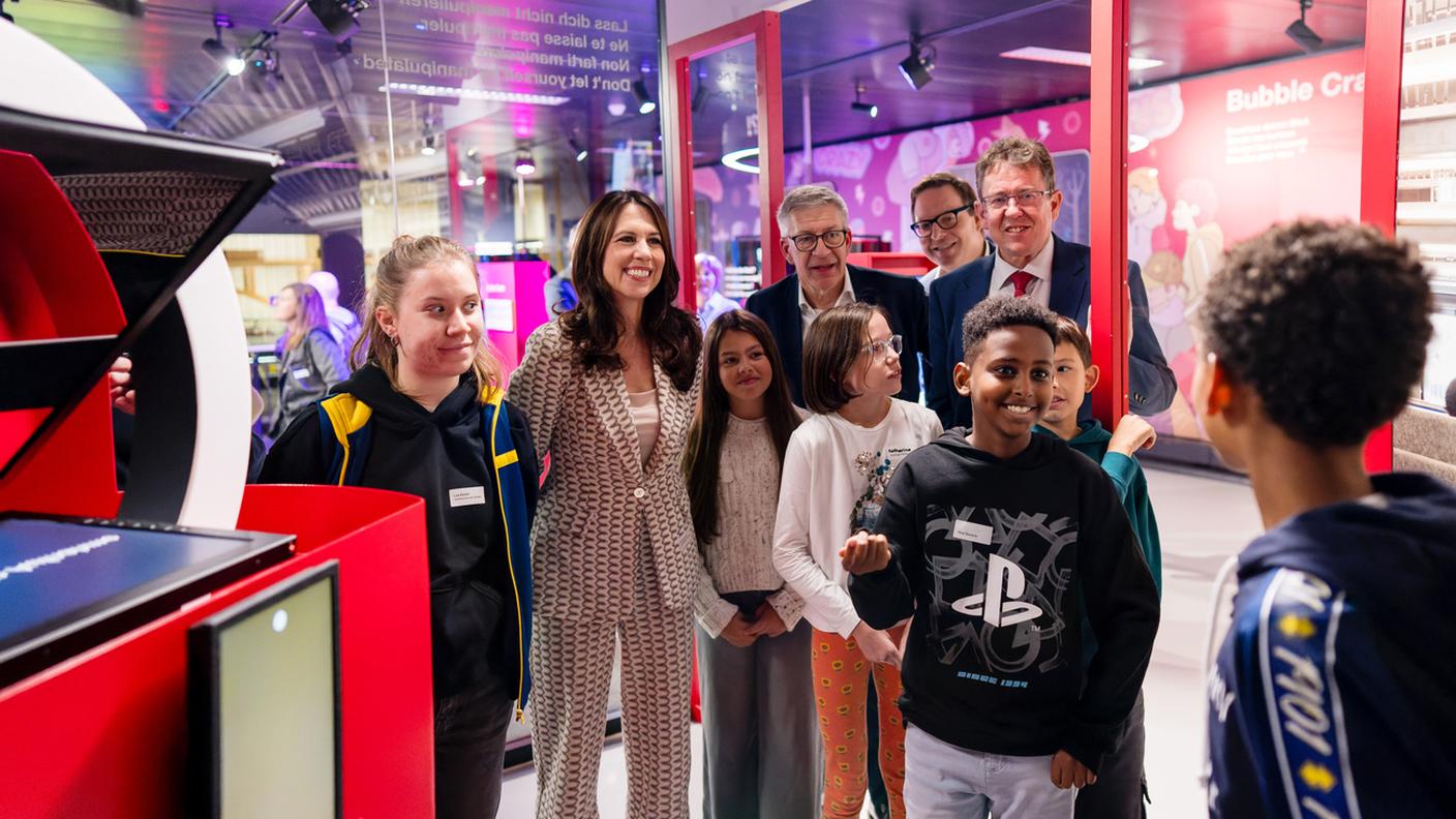 Susanne Wille e Albert Rösti, con alcuni ragazzi, all'inaugurazione della mostra a Lucerna