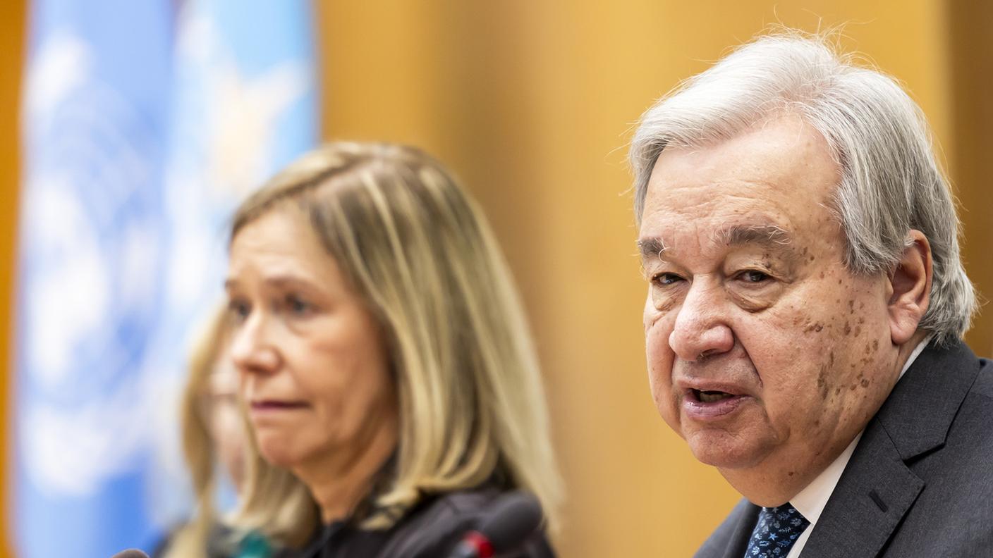 Il segretario generale dell'ONU Antonio Guterres vicino a Celeste Saulo, segretaria generale dell'Organizzazione meteorologica mondiale