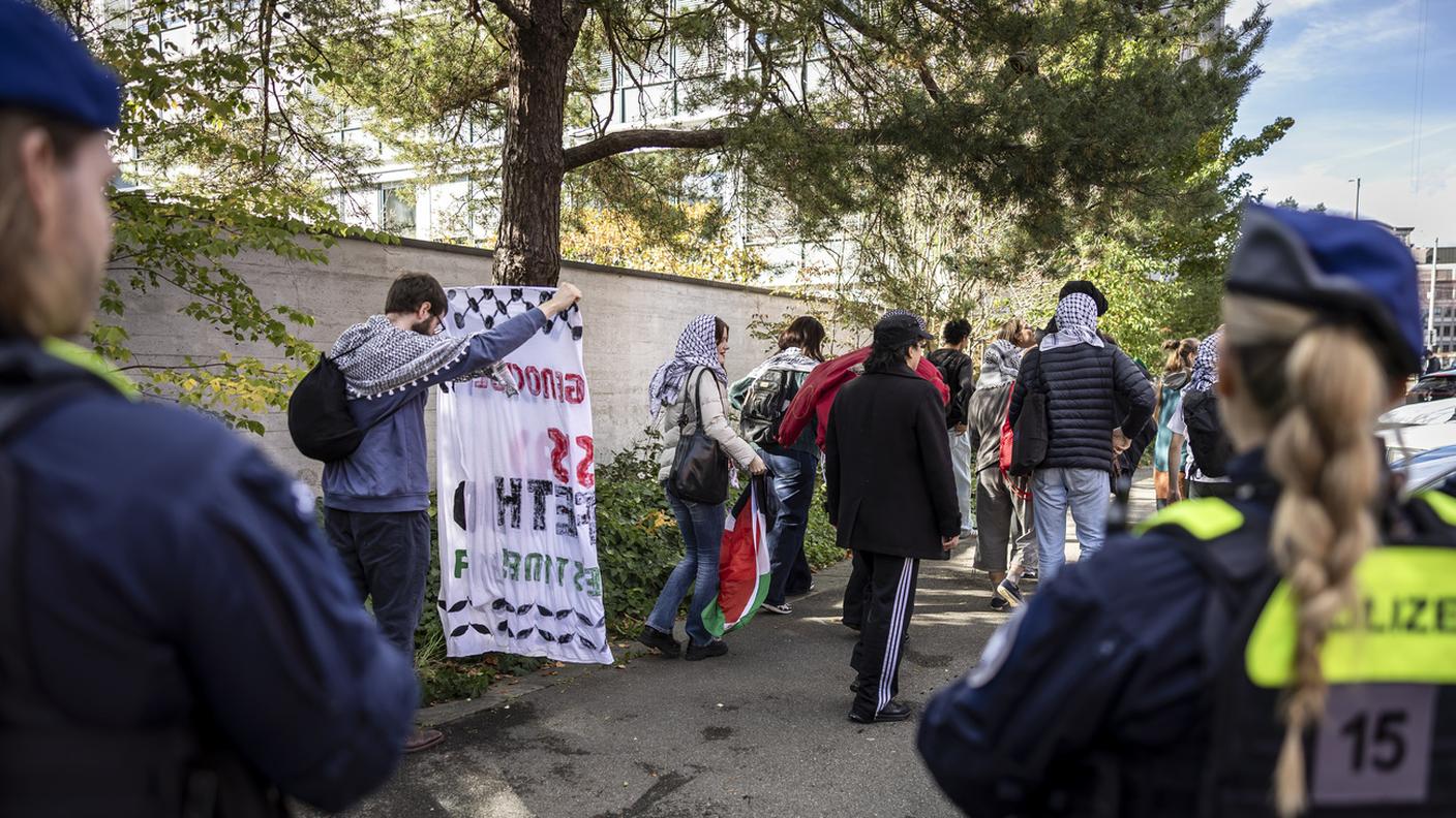 Manifestanti pro-Palestina all'ETH di Zurigo