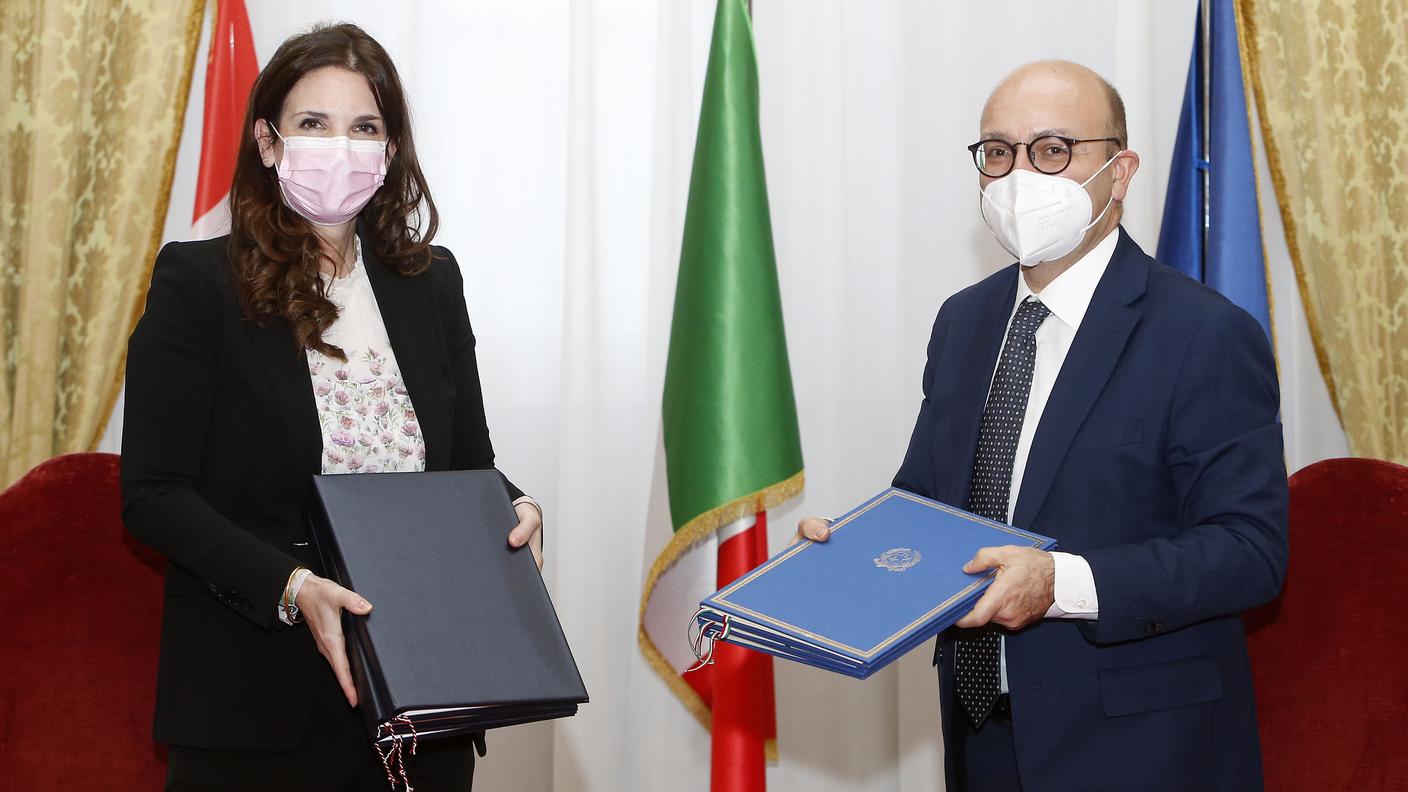 Daniela Stoffel e Antonio Misiani dopo la firma dell'accordo
