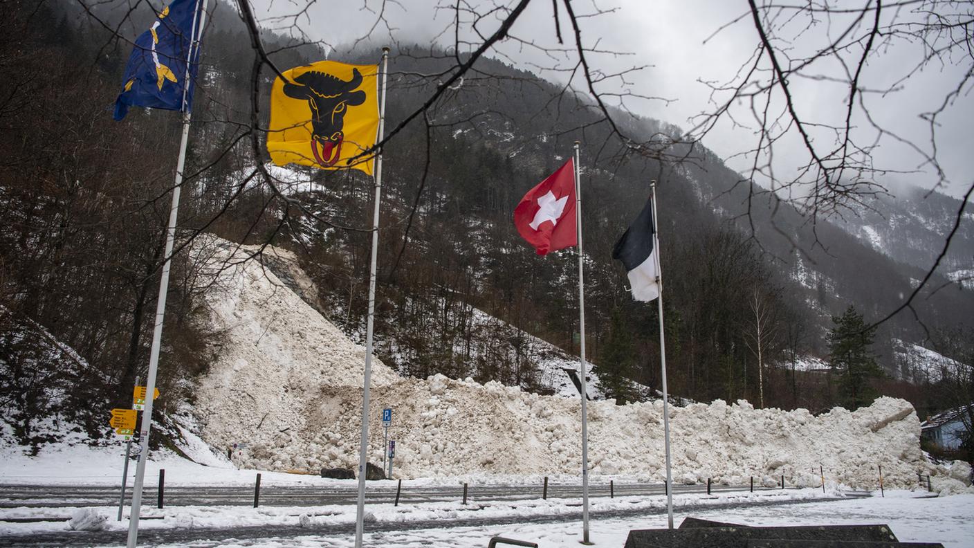 La valanga scesa nel canton Uri ha bloccato la circolazione sulla strada che collega Seedorf e Bauen