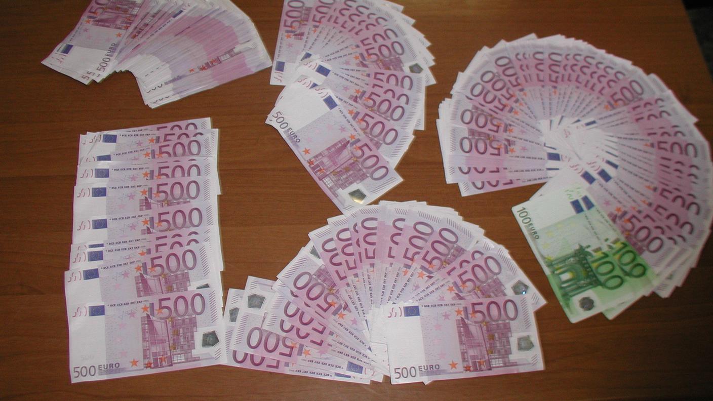 Sequestro valuta 500_Brogeda_guardia finanza_13.2.2013.JPG
