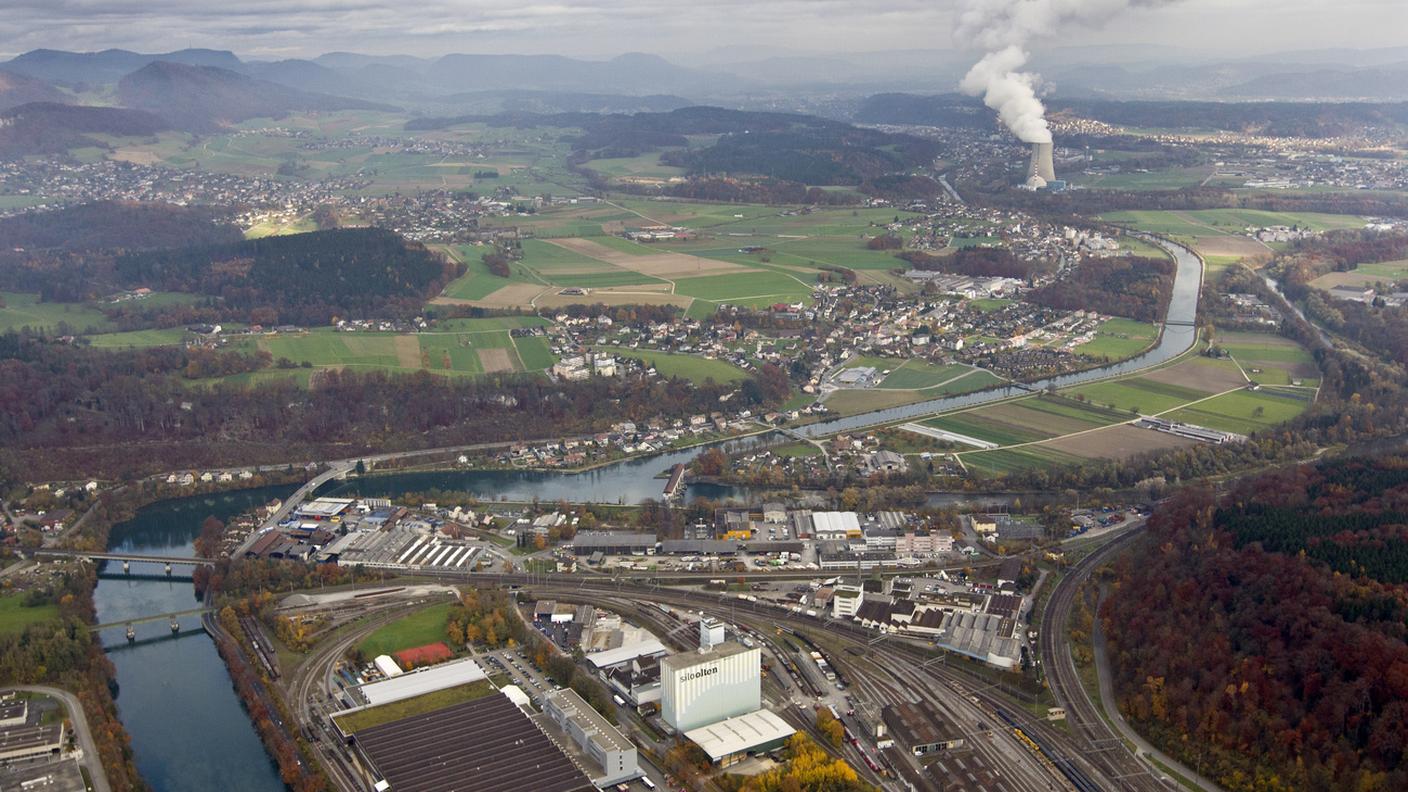 Tutto lungo l'Aare: in primo piano l'area della stazione di Olten, sullo sfondo la centrale di Gösgen