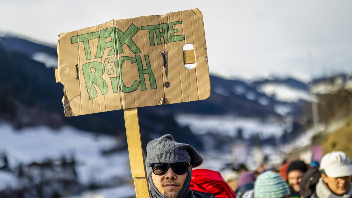 Un manifestante durante le proteste contro il WEF di Davos