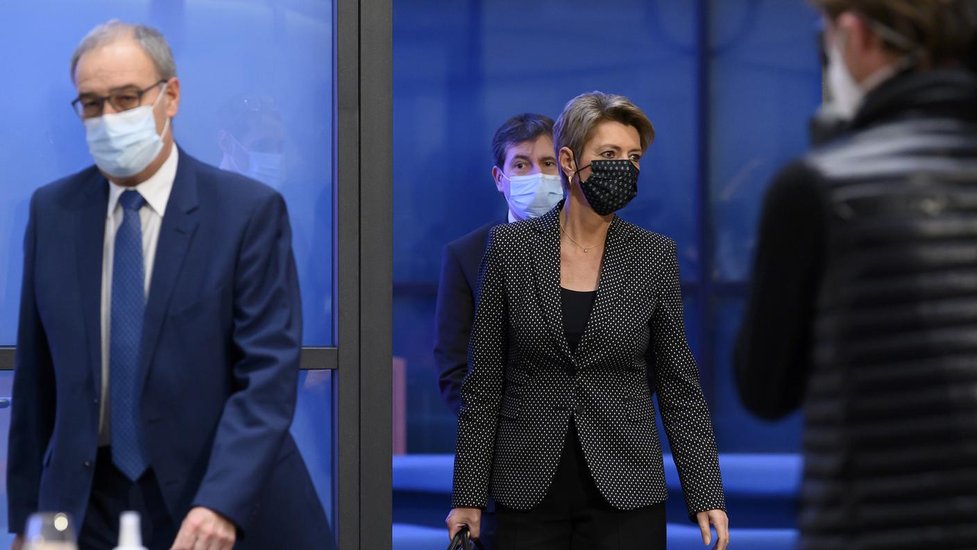 Guy Parmelin e Karin Keller-Sutter, qui a Berna poco prima della conferenza stampa del Governo sui risultati di queste prime votazioni federali del 2021